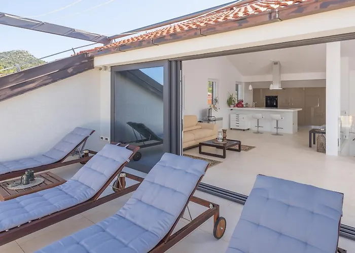 Maki Exclusive * Hvar Town