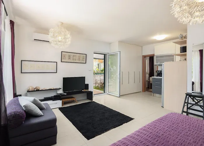 Maki Exclusive * Hvar Town