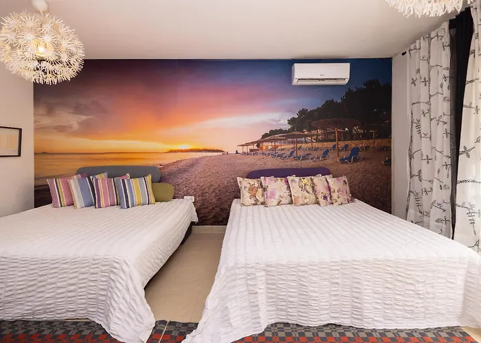 Maki Exclusive * Hvar Town