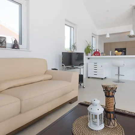 Maki Exclusive * Hvar Town