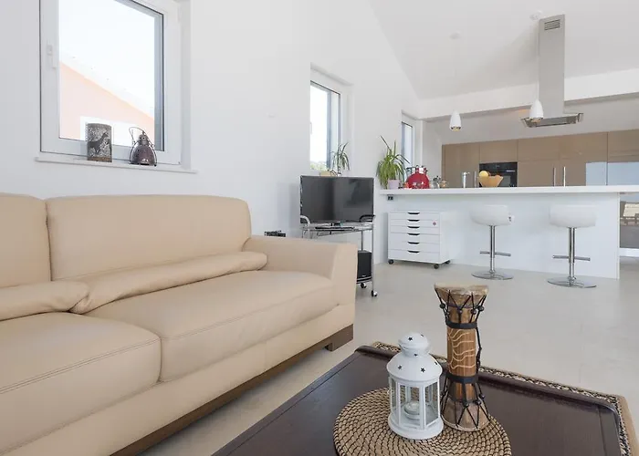 Maki Exclusive * Hvar Town